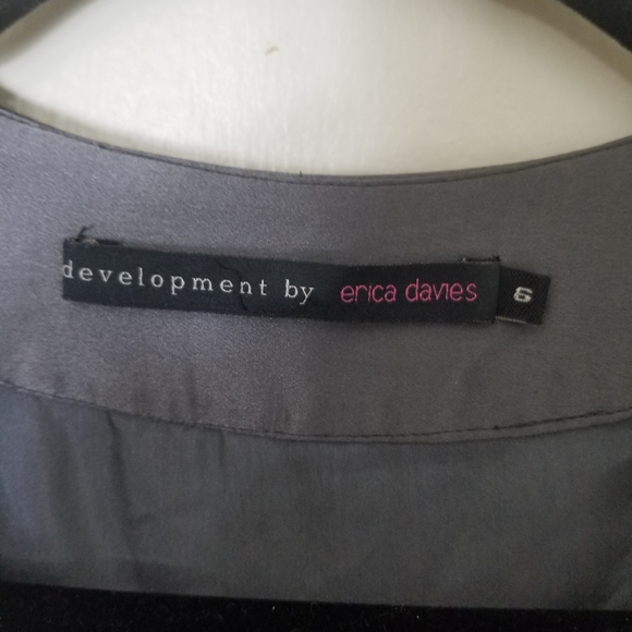 DEVELOPMENT BY ERICA DAVIES gray silk print top - Picture 7 of 8